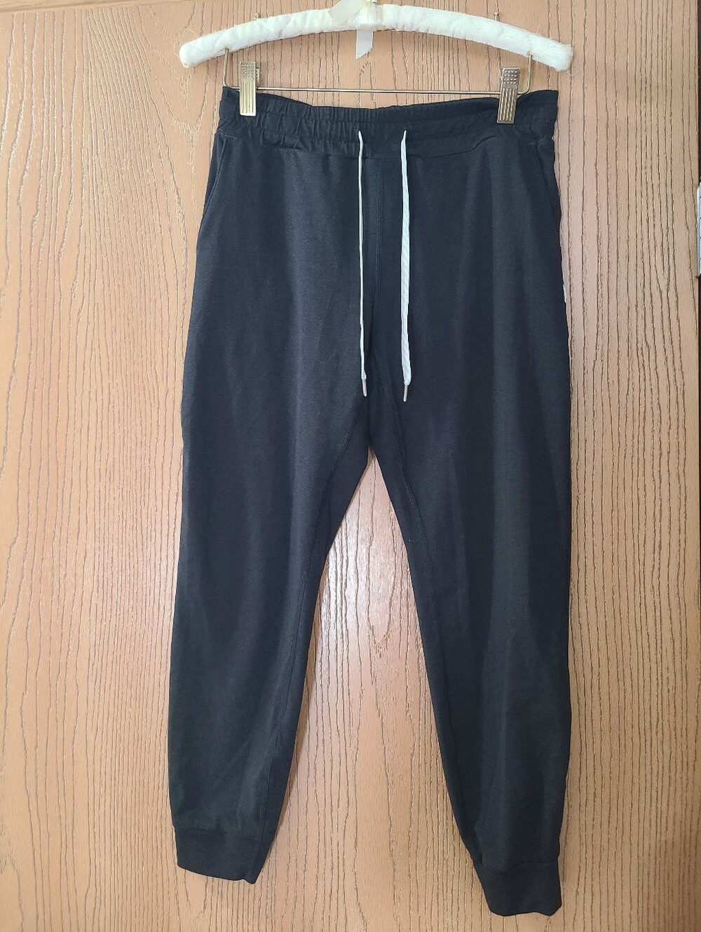 Vuori Black Weekend Joggers Athleisure Activewear Sweatpants - Picture 3 of 5